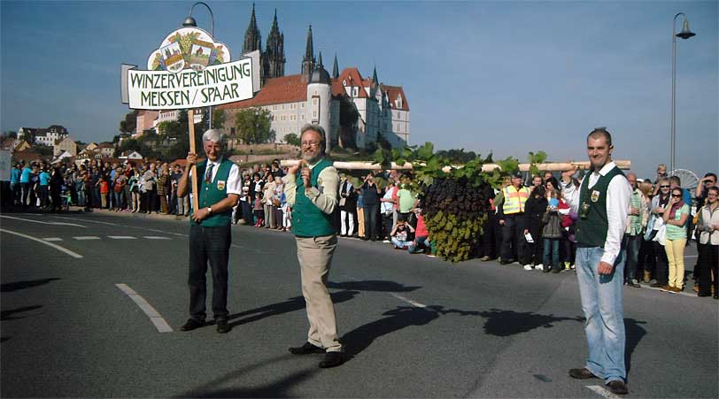 Die Weinbaugemeinschaft beim Umzug zum Weinfest in Meißen mit Kalebstraube